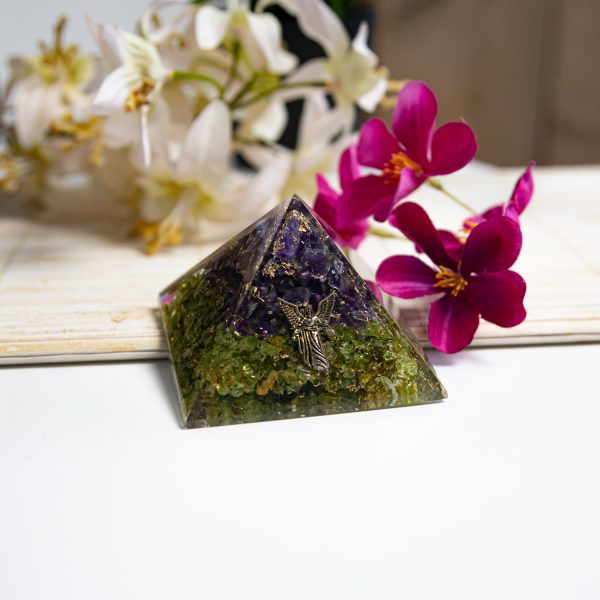 Orgonitová pyramida s peridotem a ametystem - Archanděl Rafael (7x7x6 cm)