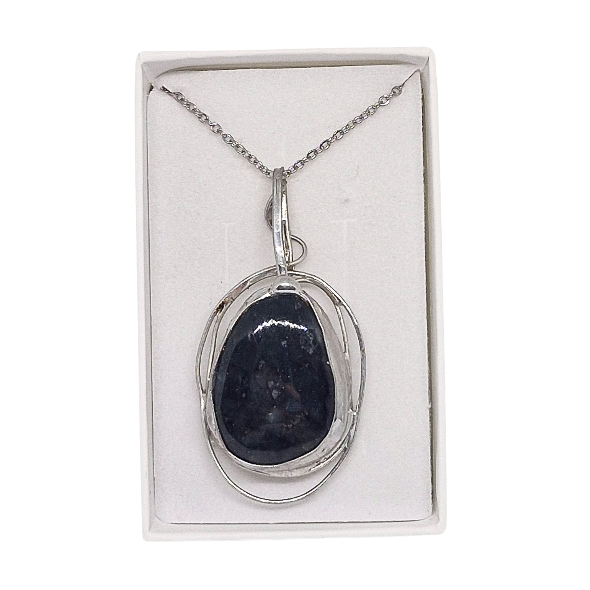 Cínovaný merlinit (ochranný talisman)