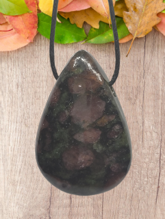 Granátický pyroxenit (3,4x2,3 cm) - Varování před nebezpečím, energie
