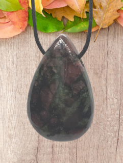 Granátický pyroxenit (3,3x2 cm) - Varování před nebezpečím, energie