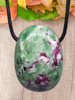 Rubín se zoisitem (2,8x2 cm) - Hojnost, transformace energií