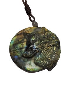 Masivní ochranný amulet z labradoritu - Vlk (4,1x4x1,3 cm)