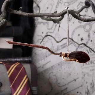 Harry Potter závěsná dekorace/ozdoba - Koště Kulový blesk (pryskyřice)