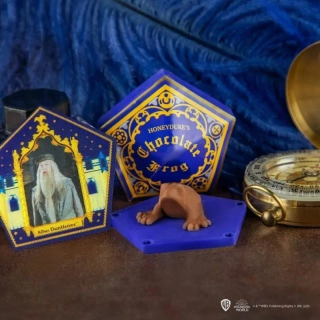 Harry Potter malá figurka - Čokoládová žabka s kartou Albuse Brumbála