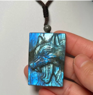 Masivní ochranný amulet z labradoritu - Vlk (4,1x2,8x1,2 cm)