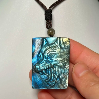Masivní ochranný amulet z labradoritu - Vlk (3,8x2,9x1,3 cm)