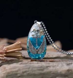 Orgonitový talisman/amulet (apatit, křišťál) - Andělská křídla a křížek