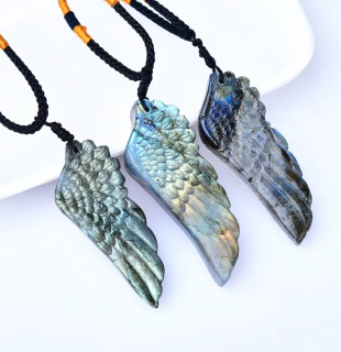 Ochranný amulet z labradoritu - Andělské křídlo (5,5x1,7 cm)