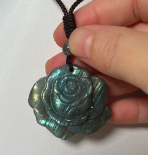 Masivní ochranný amulet z labradoritu - Růže (3,9x3,7x0,8 cm)