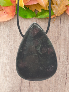 Granátický pyroxenit (3,4x2,4 cm) - Varování před nebezpečím, energie