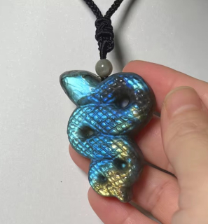 Masivní ochranný amulet z labradoritu - Had (5,2x3,4x1,1 cm)