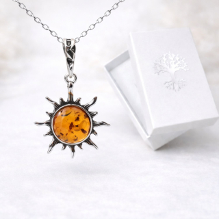 Stříbrné sluníčko s jantarem (energie, zdraví) + dárková krabička a nerezový řetízek