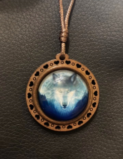 Dřevěný amulet s vlkem (dřevo, sklo)