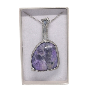 Cínovaný čaroit (ochranný talisman)