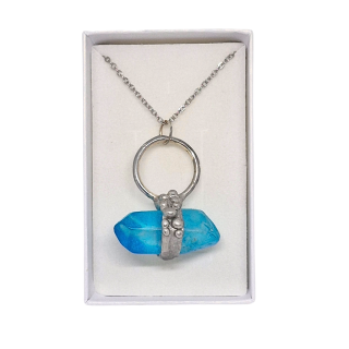 Cínovaný Aqua aura křišťál - hrot Blue Moon (unikátní parťák pro cestu životem)