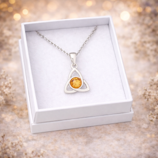 Stříbrný přívěsek s jantarem - Triquetra + dárková krabička a nerezový řetízek