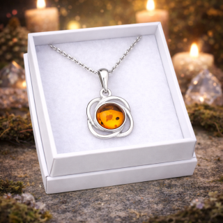 Stříbrný přívěsek s jantarem - Ochranný štít + dárková krabička a nerezový řetízek