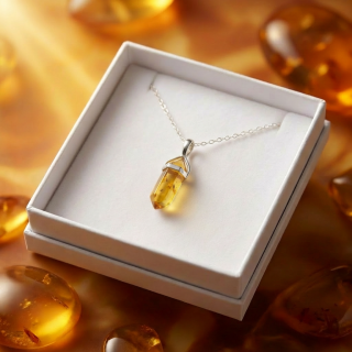 Stříbrný přívěsek s jantarem - Maya + dárková krabička a nerezový řetízek