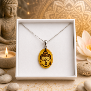 Stříbrný přívěsek s jantarem - Buddha (hlubotisk) + dárková krabička a nerezový řetízek
